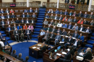 Is cúis náire an clampar páistiúil a fheiceann cuairteoirí ar Dháil Éireann rómhinic