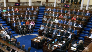 Bearnaí suntasacha go fóill idir a polasaithe agus cur chuige pháirtithe na heite clé