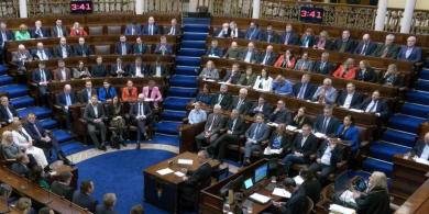 Bearnaí suntasacha go fóill idir a polasaithe agus cur chuige pháirtithe na heite clé