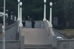 Gunnaí ceadúnaithe ag beirt ghunnadóirí Thrá Bondi a bhí spreagtha ag an ‘idé-eolaíocht antoisceach’