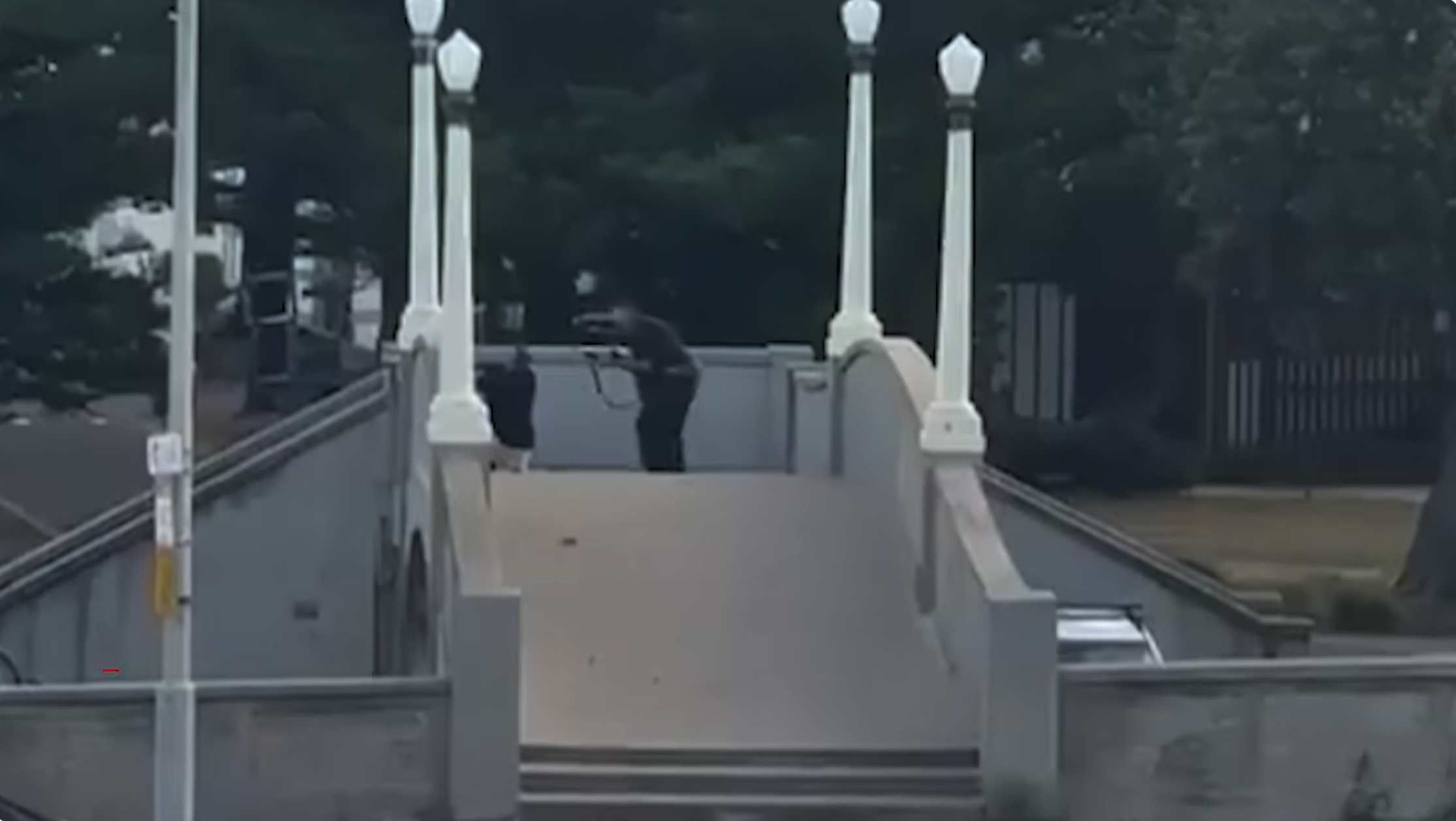 Gunnaí ceadúnaithe ag beirt ghunnadóirí Thrá Bondi a bhí spreagtha ag an ‘idé-eolaíocht antoisceach’