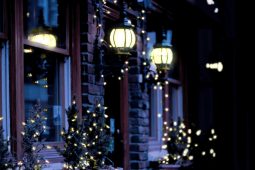 Cé dó a mbíonn soilse na Nollag lasta ag a trí a chlog ar maidin i gCois Fharraige?