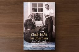 Laoch ag tabhairt a cheart do laoch eile i leabhar nua faoi bailitheoir béaloidis