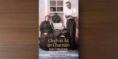 Laoch ag tabhairt a cheart do laoch eile i leabhar nua faoi bailitheoir béaloidis