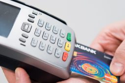 Sochaí gan airgead tirim an Bhrasaíl anois, ach ní athróidh rudaí áirithe go brách