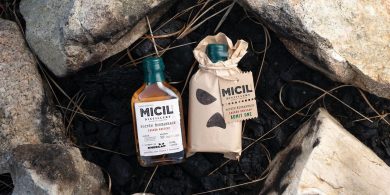 An grúpa rap aitheanta agus driogairí Gaillimheacha tagtha le chéile chun poitín speisialta a dhéanamh