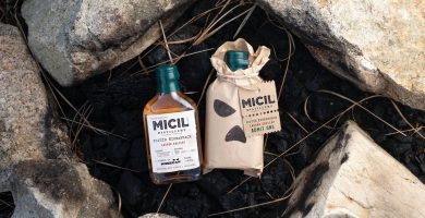 An grúpa rap aitheanta agus driogairí Gaillimheacha tagtha le chéile chun poitín speisialta a dhéanamh