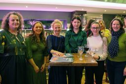 GAILEARAÍ: Lucht an ghaeloideachais i gCorcaigh do sheoladh taighde tumoideachais COGG