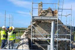 GNÉ-ALT FÓGRAÍOCHTA: Deontais Chomhairle Contae Loch Garman do Chiste na Séadchomharthaí Pobail 2026 don Oidhreacht Thógtha Seandálaíochta