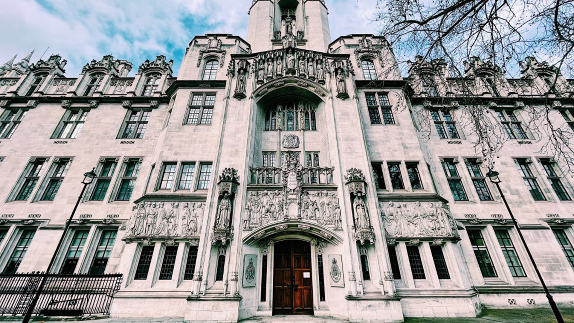 Tig leis an dlí a bheith ina uirlis mhaol agus cúrsaí creidimh faoi chaibidil