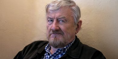 An mórscríbhneoir Seán Mac Mathúna ar shlí na fírinne