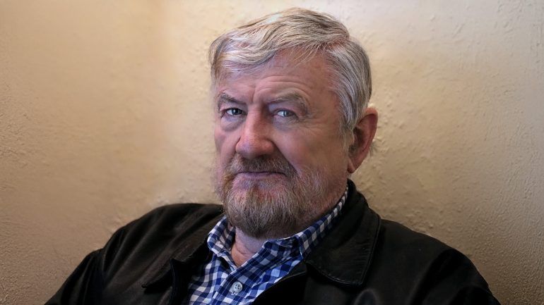 An mórscríbhneoir Seán Mac Mathúna ar shlí na fírinne