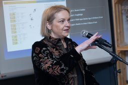 ‘Tá sé in am fáil amach céard atá ag teastáil ó theaghlaigh’ – éileamh déanta ar bhunú macasamhail Scéim Labhairt na Gaeilge