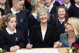 Fáilte mhór ag pobal Leitir Mealláin roimh Uachtarán na hÉireann Catherine Connolly agus í ar a céad chuairt oifigiúil go Conamara