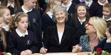 Fáilte mhór ag pobal Leitir Mealláin roimh Uachtarán na hÉireann Catherine Connolly agus í ar a céad chuairt oifigiúil go Conamara