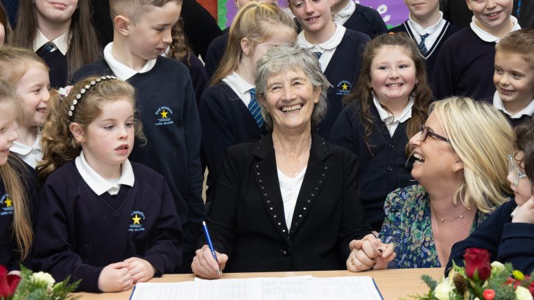 Fáilte mhór ag pobal Leitir Mealláin roimh Uachtarán na hÉireann Catherine Connolly agus í ar a céad chuairt oifigiúil go Conamara