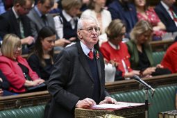 Cumhachtaí bronnta ar an gCoimisinéir Gaeilge ó thuaidh agus stádas oifigiúil don Ghaeilge sa dlí