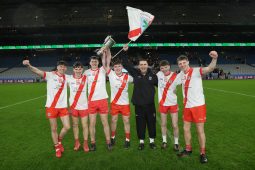 Scoth na bpictiúr ó Pháirc an Chrócaigh agus craobh na hÉireann buaite ag an nGaeltacht