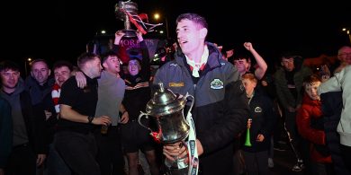 GAILEARAÍ: Daingean Uí Chúis, curaidh na hÉireann, fillte ar an bhfód dúchais