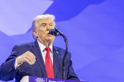 Róluath ceilíúradh a dhéanamh ar u-chasadh Trump sa nGraonlainn