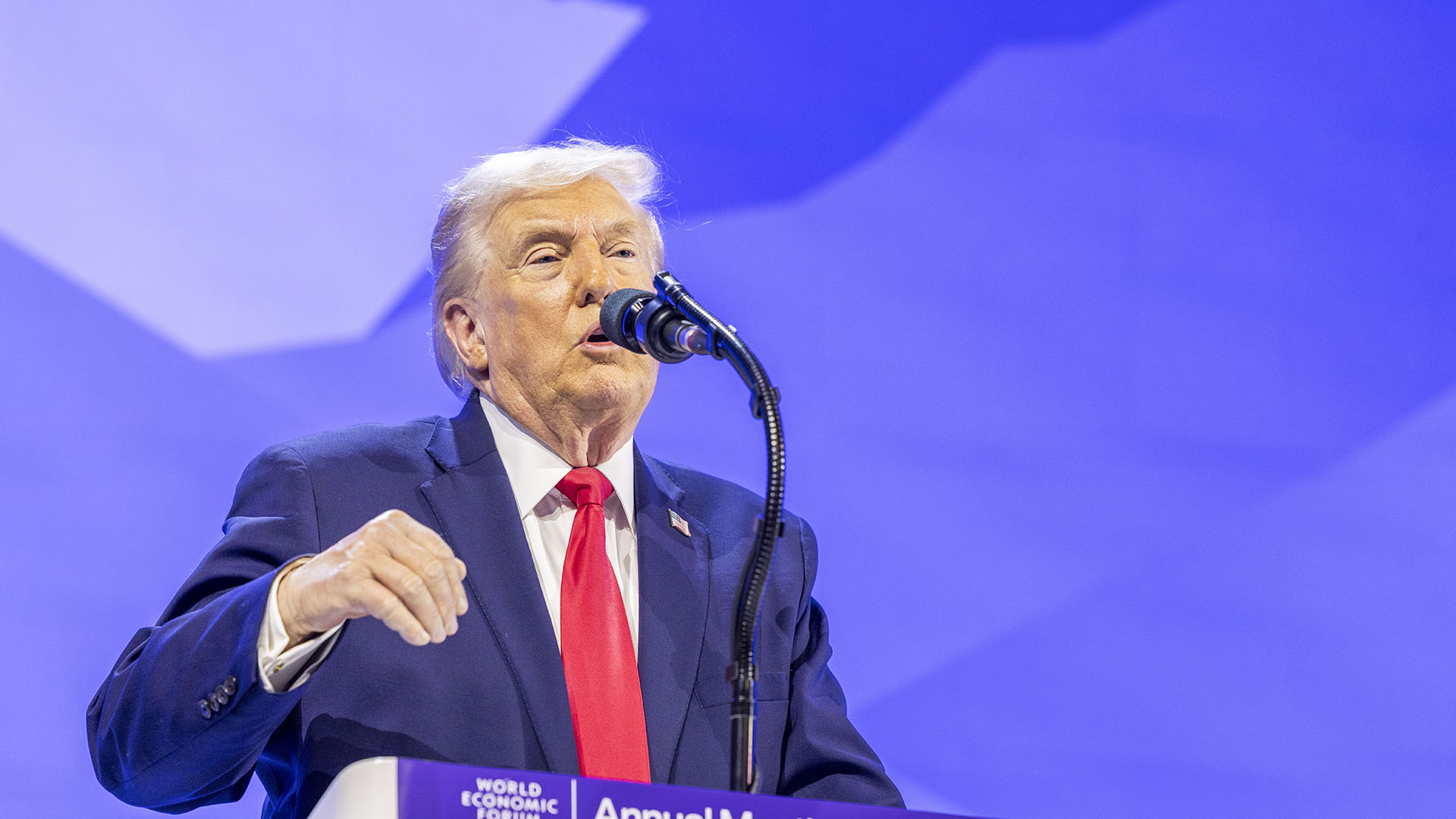 Trump 2.0 faoi lán seoil le bliain agus an domhan curtha trína chéile aige