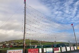 Bratacha san eangach in áit na mbreac agus Daingean Uí Chúis ar tinneall