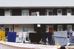 Tá ceachtanna le foghlaim fós ó Herbert Simms, ailtire tithíochta as an ngnáth