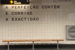 ‘Cuid den fhoirfeacht é an cruinneas ach ceartaíonn sí é, leis’