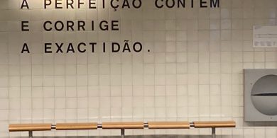 ‘Cuid den fhoirfeacht é an cruinneas ach ceartaíonn sí é, leis’