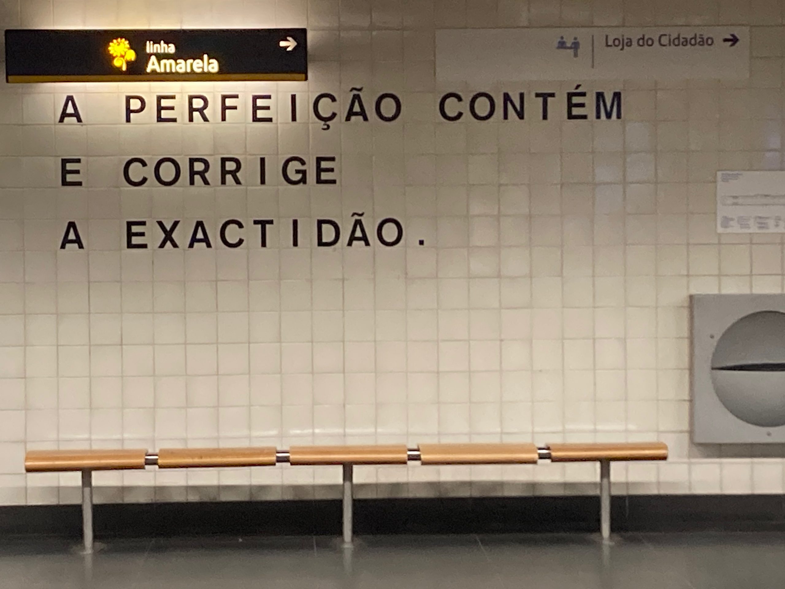 ‘Cuid den fhoirfeacht é an cruinneas ach ceartaíonn sí é, leis’