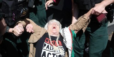 Gníomh smachtaithe le tabhairt in éadan comhalta den PSNI nár thairg seirbhís aistriúcháin Gaeilge