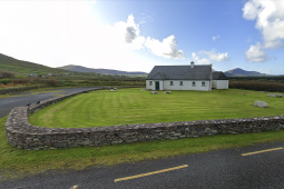 Teach Siamsa na Carraige le hathfhorbairt mar ionad cultúrtha agus ealaíon