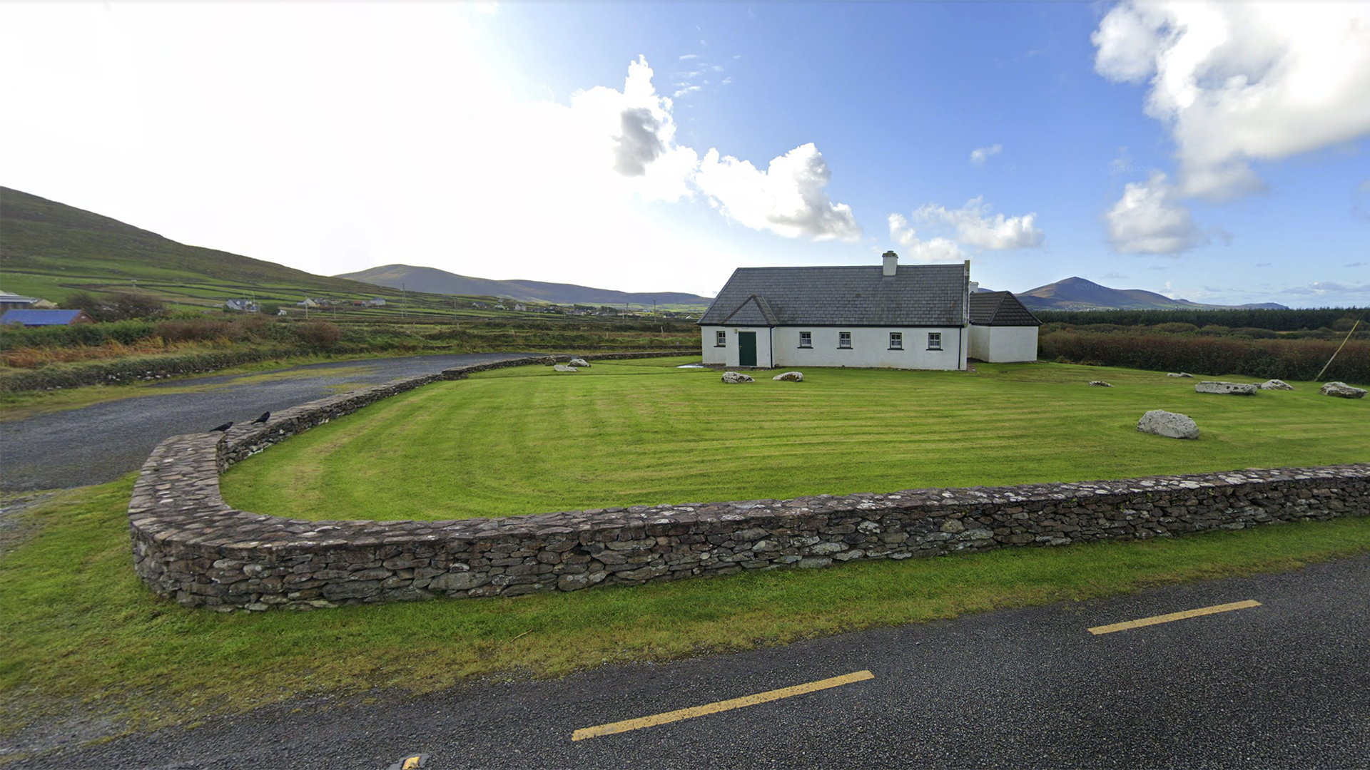 Teach Siamsa na Carraige le hathfhorbairt mar ionad cultúrtha agus ealaíon