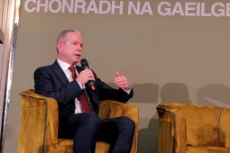 An Coimisinéir Gaeilge ag staonadh ó phlé le lucht frith-Ghaeilge