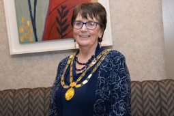 GAILEARAÍ: An scríbhneoir Áine Ní Ghlinn insealbhaithe ina hUachtarán nua ar Oireachtas na Gaeilge