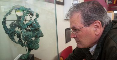 I gcuimhne ar Gabriel Rosenstock: ‘Thug sé an domhan mór isteach sa Ghaeilge’