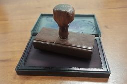 Is iomaí cloigeann atá croite de bharr oifigiúlachas na linne seo