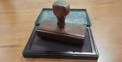 Is iomaí cloigeann atá croite de bharr oifigiúlachas na linne seo