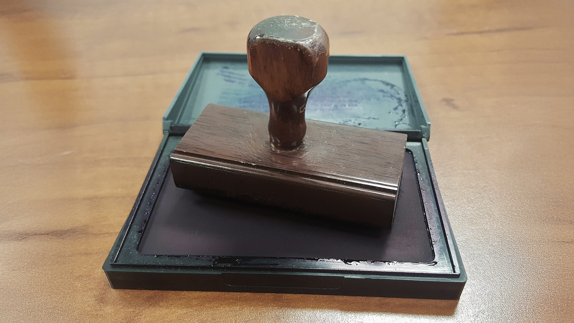 Is iomaí cloigeann atá croite de bharr oifigiúlachas na linne seo