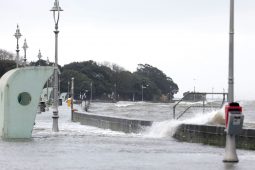 Ní chaithfidh rialtas ar bith ‘dóthain’ airgid go deo ar bheartais in aghaidh tuilte