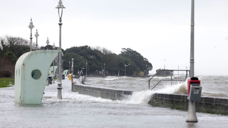 Ní chaithfidh rialtas ar bith ‘dóthain’ airgid go deo ar bheartais in aghaidh tuilte