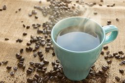 Gan aon ísliú i ndán do phraghas an chaife i mbliana