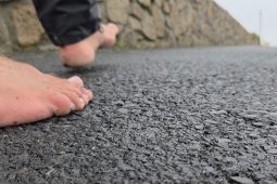 FÍSEÁN: ‘Thosaigh mé ag siúl ar an 4 Márta anuraidh agus tá thart ar 6,500 ciliméadar siúlta agam’