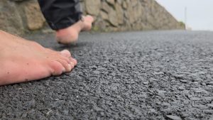 FÍSEÁN: ‘Thosaigh mé ag siúl ar an 4 Márta anuraidh agus tá thart ar 6,500 ciliméadar siúlta agam’