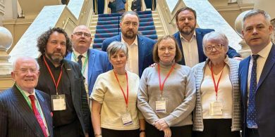 ‘Níl othair ailse ábalta ‘taisteal’ ar fhocla, tá beart fiúntach ag teastáil’