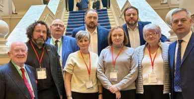 ‘Níl othair ailse ábalta ‘taisteal’ ar fhocla, tá beart fiúntach ag teastáil’