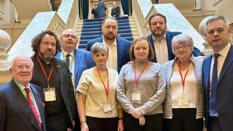 ‘Níl othair ailse ábalta ‘taisteal’ ar fhocla, tá beart fiúntach ag teastáil’