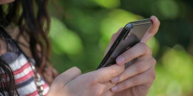 An Rialtas meáite ar chosc a chur ar dhaoine faoi 16 a bheith ag úsáid na meán sóisialta