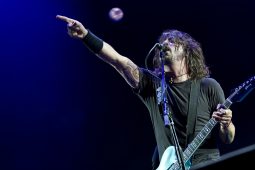 ‘Tá an séipéilín beag fós ina sheasamh’ – sceitimíní faoi chuairt Foo Fighters ar an Daingean