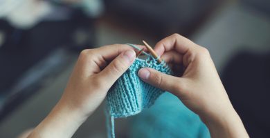 Ná déanaimis dearmad ar conas litir a scríobh nó geansaí a chniotáil